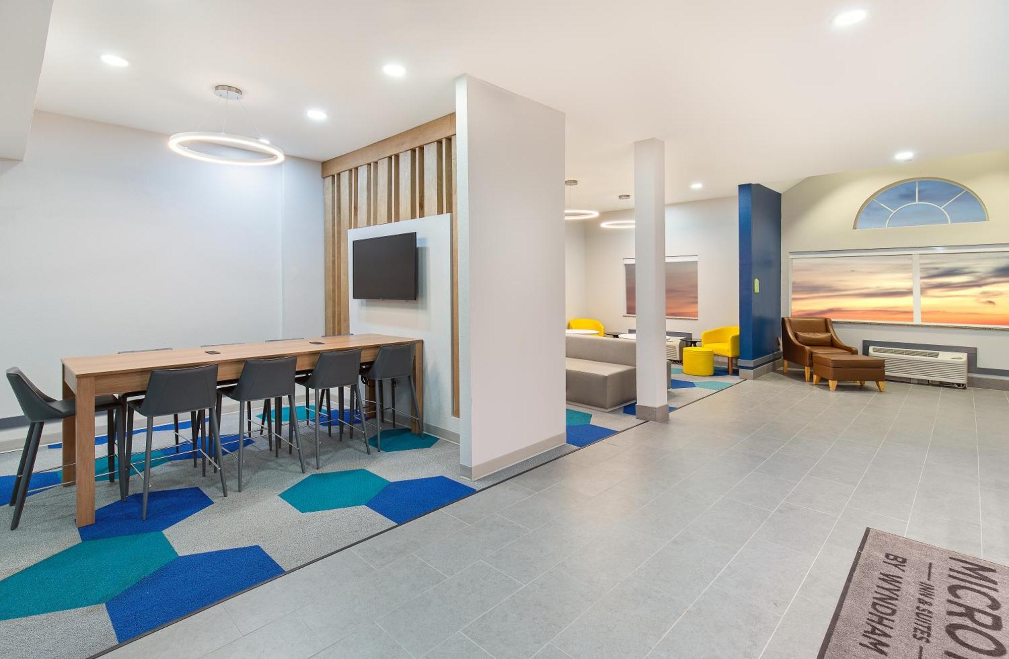Microtel Inn & Suites Columbus North Екстериор снимка